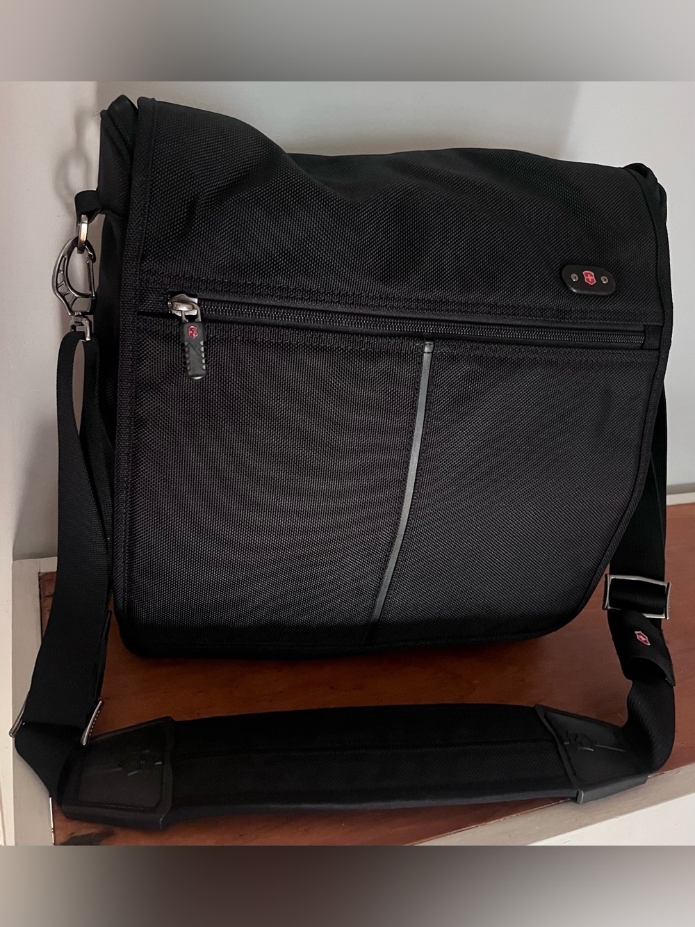Victorinox by Swiss Army Black Crossbody Messenger Brief Bag Adjustable Strap - Picture 5 of 14